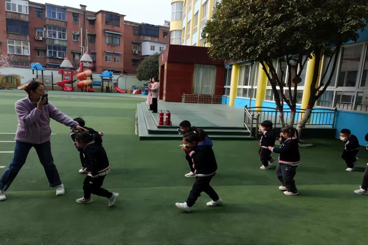 消防進(jìn)校園，普及消防安全常識(shí)